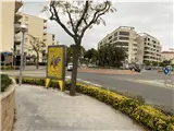 Mupis en las rotondas del Passeig Pau Casals con calle Amadeu Vives, acceso norte de La Pineda